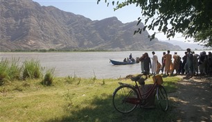 مقتل عشرين راكباً بعد انقلاب قارب بنهر في أفغانستان