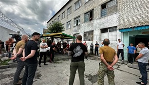 من السجن إلى الخنادق.. أوكرانيا تحوّل السجناء إلى جنود
