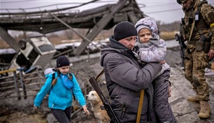 تقرير: اختطاف أطفال أوكرانيين وعرضهم للتبني في روسيا