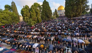 رغم التضييقات الإسرائيلية.. اﻵلاف يؤدون صلاة عيد الأضحى في المسجد الأقصى
