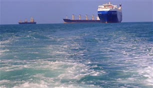 انفجار قرب سفينة شحن في البحر الأحمر