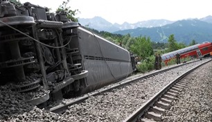 بسبب انهيار أرضي.. خروح قطار عن مساره في ألمانيا  