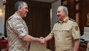 لدعم التعاون العسكري والاقتصادي..حفتر يستقبل نائب وزير الدفاع الروسي في بنغازي