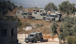 القوات الإسرائيلية تقيد فلسطينياً جريحاً فوق عربة عسكرية بجنين