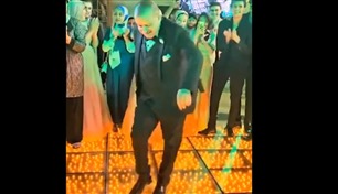 شاهد.. أب مصري يشعل زفاف ابنته برقصة مايكل جاكسون