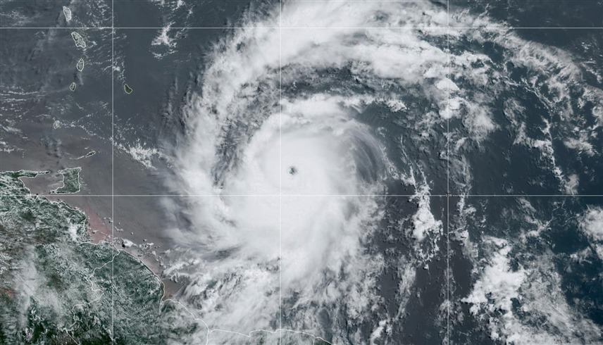 الإعصار بيريل يشق طريقه إلى جزر ويندوارد في منطقة البحر الكاريبي (رويترز)