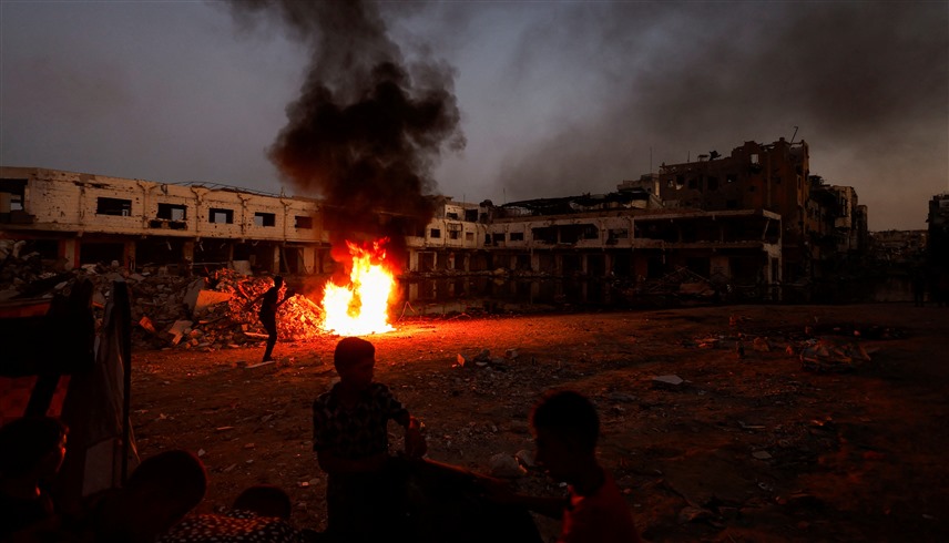 نيران مندلعة في مبنى بغزة (رويترز)