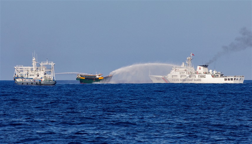 خفر السواحل الصيني يهاجم سفينية فلبينية بخراطيم المياه (أرشيف)