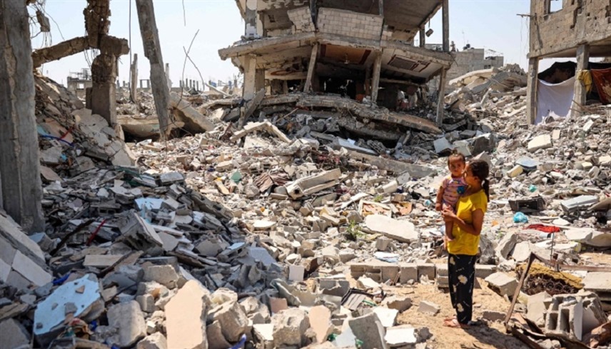 طفلتان فلسطينيتان وسط الأنقاض في غزة (أرشيف)