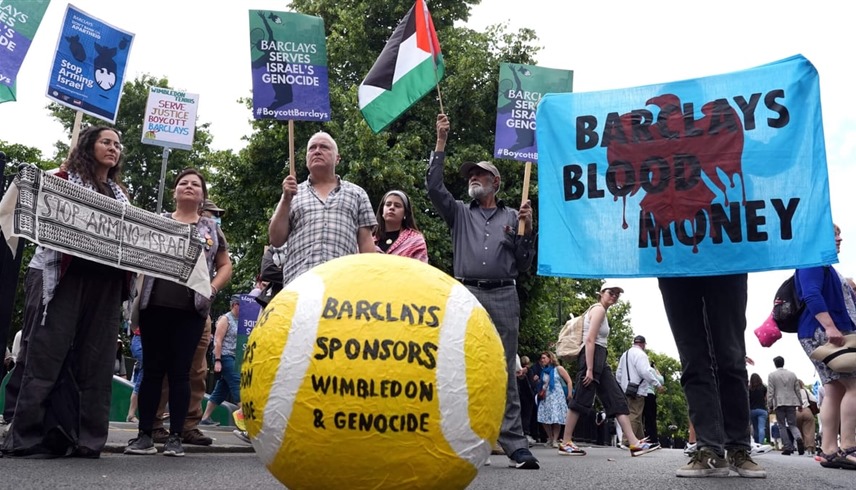 متظاهرون ضد بركليز في ويمبلدون (إكس)