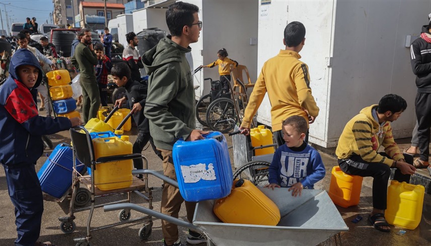 فلسطينيون في غزة ينتظرون تعبئة المياه (إكس)