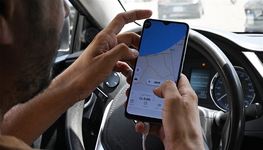 لبناني يتفقد خرائط غوغل أثناء قيادة مركبته (أ ف ب)