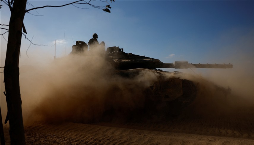 جندي إسرائيلي فوق دبابة على تخوم غزة (أرشيف)