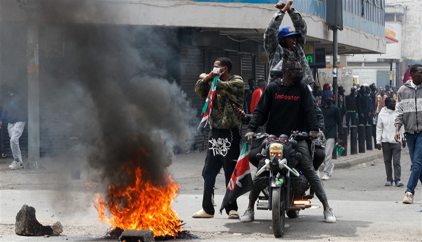 كينيون يتظاهرون في نيروبي (رويترز)