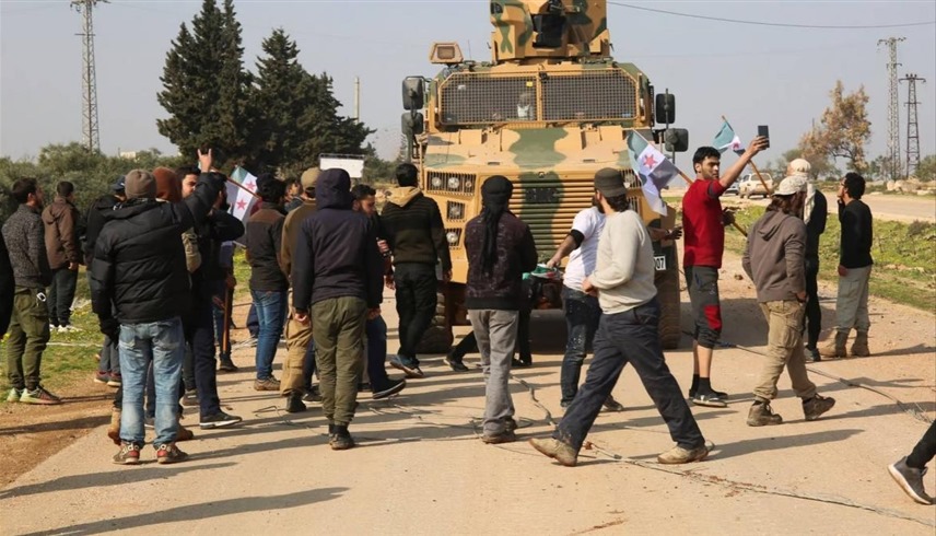 سوريون يحتجون ضد القوات التركية على الحدود بين البلدين (إكس)