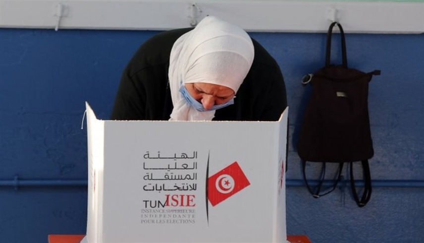 تونسية تدلي بصوتها في انتخابات سابقة (أرشيف)