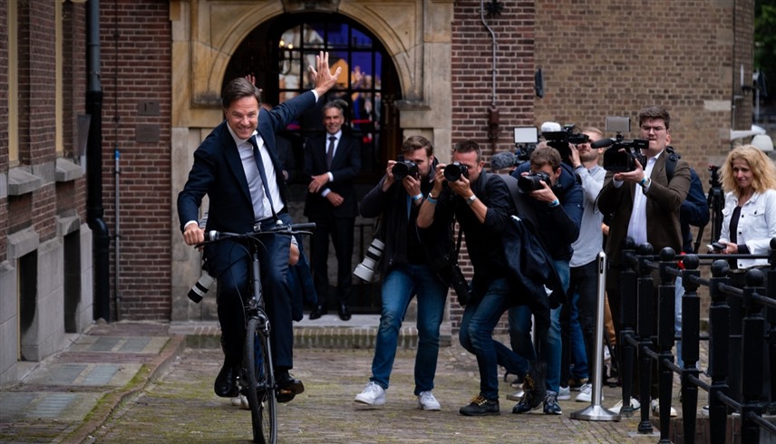 مارك روته مغادراً مقر الحكومة الهولندية على دراجته المعهودة (إكس)