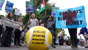 في لندن.. مؤيدون للفلسطينيين يندوون بتمويل باركليز لشركات تصدير السلاح لإسرائيل  