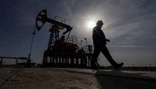 النفط يصعد بعد انخفاض كبير في مخزونات الخام الأمريكية