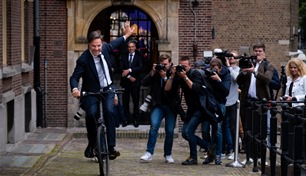 بعد 14 عاماً.. روته يغادر السلطة في هولندا على دراجة