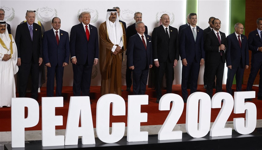 الرئيس الأمريكي دونالد ترامب في صورة جماعية للقادة المشاركين في قمة شرم الشيخ (رويترز)