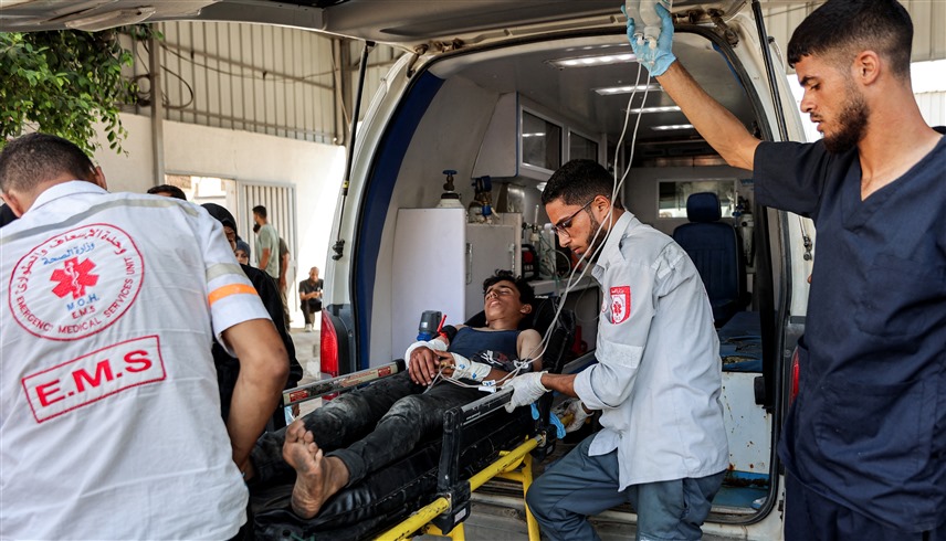مسعفون ينقلون جريحاً إلى مستشفى في غزة (أرشيف)