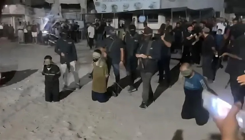 صورة متداولة لمسلحين من حماس يعدمون فلسطينيين آخرين في غزة (أرشيف)