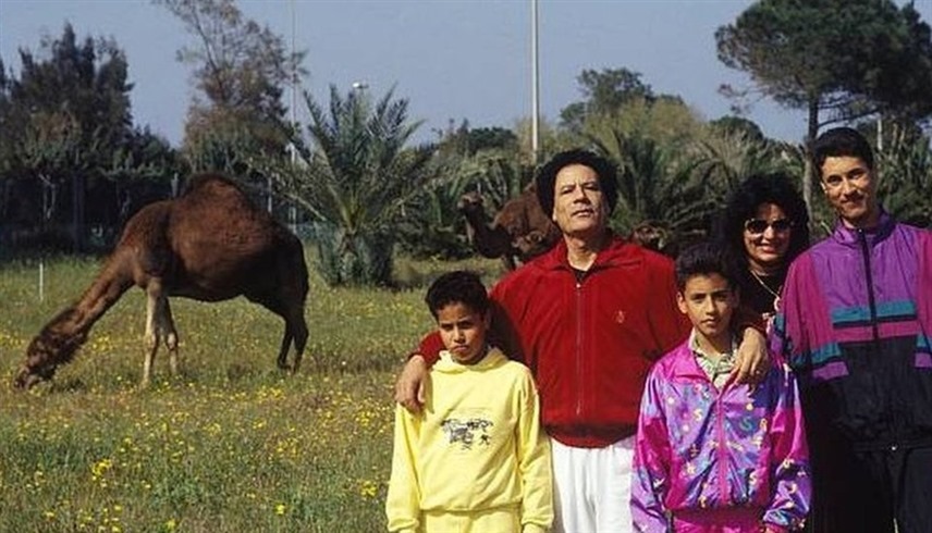 صورة قديمة للزعيم الليبي الراحل معمر القذافي مع عائلته (أرشيف)