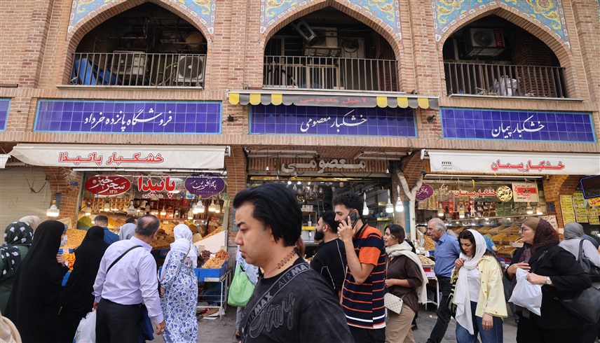 إيرانيون في شارع تجاري بطهران (أرشيف)