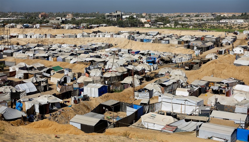 سكان قطاع غزة النازحين في دير البلح (رويترز)