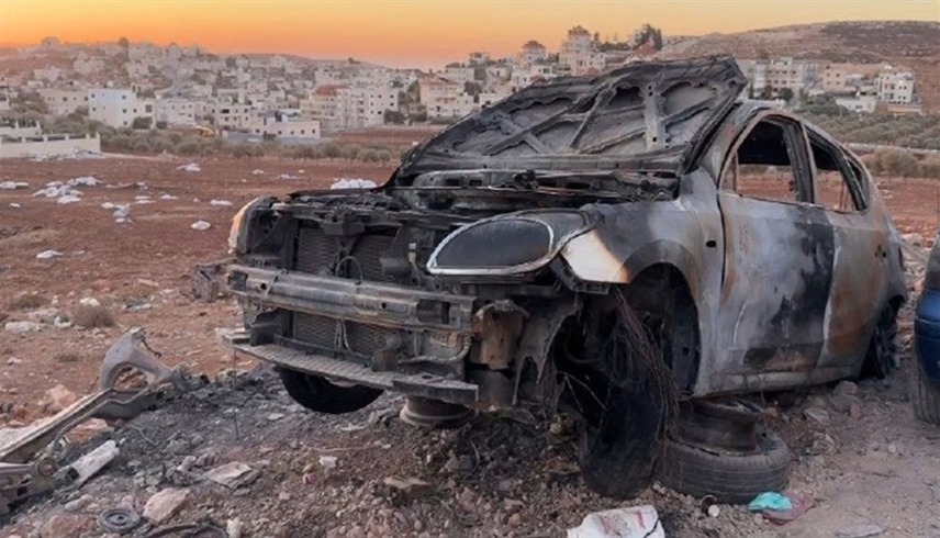 سيارة فلسطينية متفحمة في الضفة الغربية بعد هجوم مستوطنين (إكس)