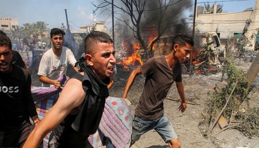 فلسطينيون يُجلون مصاباً في قطاع غزة بعد غارة إسرائيلية (أرشيف)
