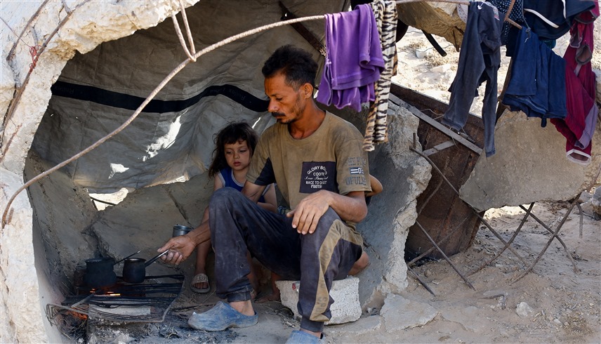 فلسطيني يغلي قهوته على موقد في خيمة بقطاع غزة (أرشيف)