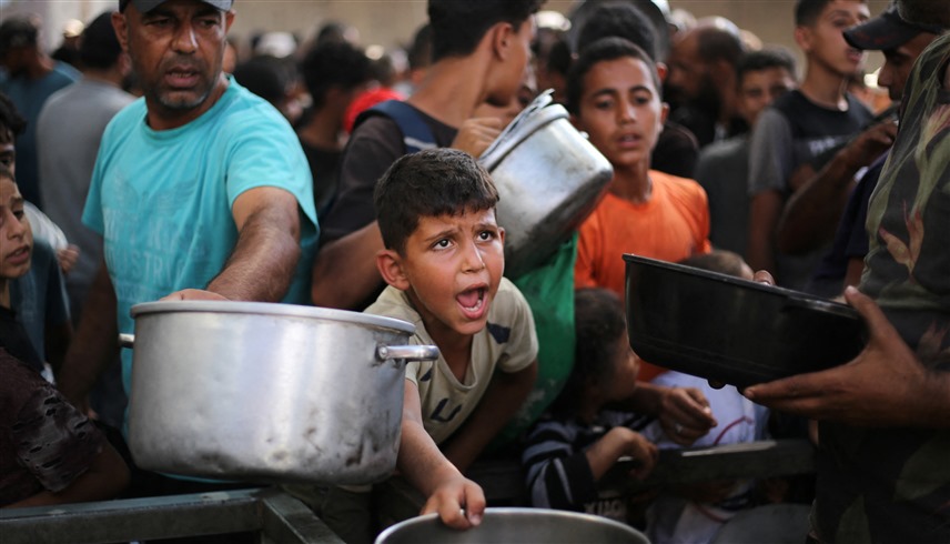 فلسطينيون يحاولون الحصول على الطعام في غزة (أرشيف)