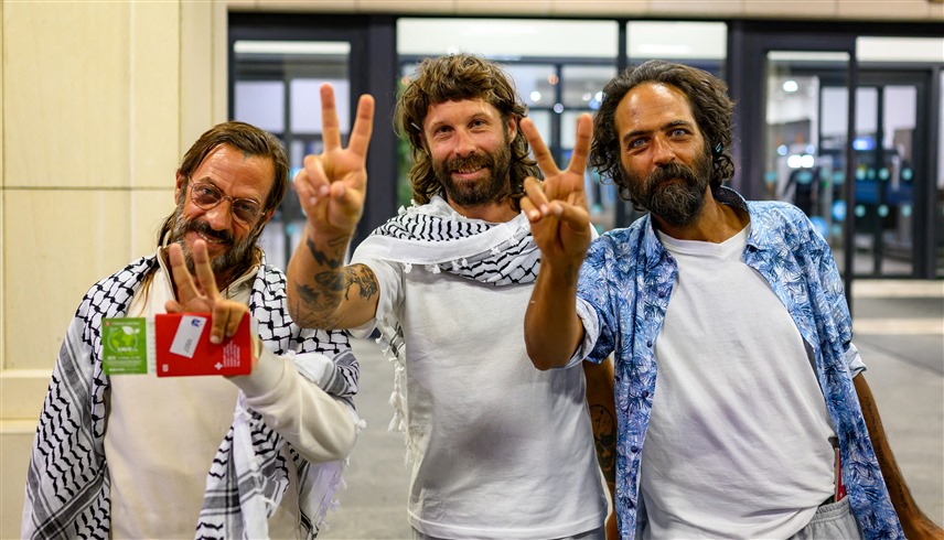 نشطاء في أسطول الصمود بعد وصولهم إلى إسطنبول (أ ف ب)