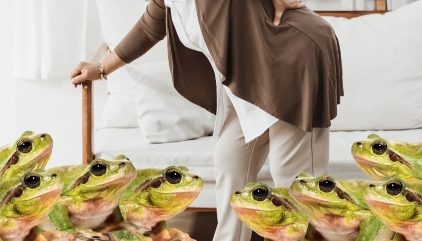 صينية تبتلع ضفادع "أرشيفية"