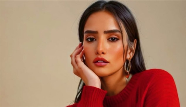 "شرخ وانزلاق".. زينة تكشف تفاصيل إصابتها في مسلسل "ورد وشوكولاته"