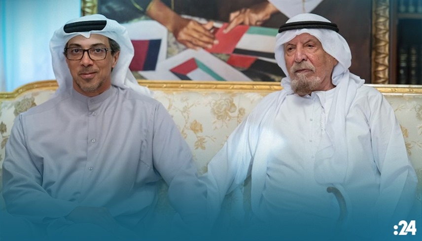 الشيخ منصور بن زايد وأحمد خليفة السويدي أُثناء التكريم (24)