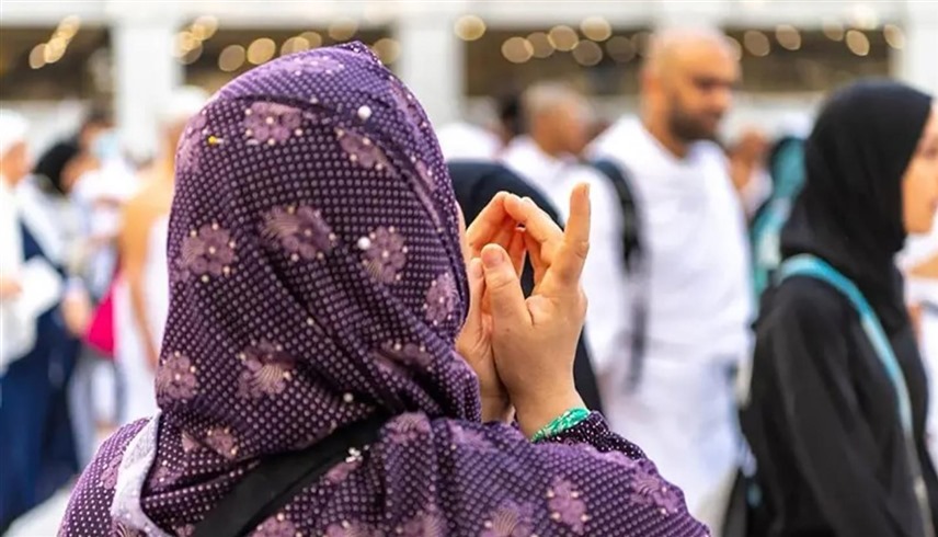 نساء تعتمرن في الحرم المكي 