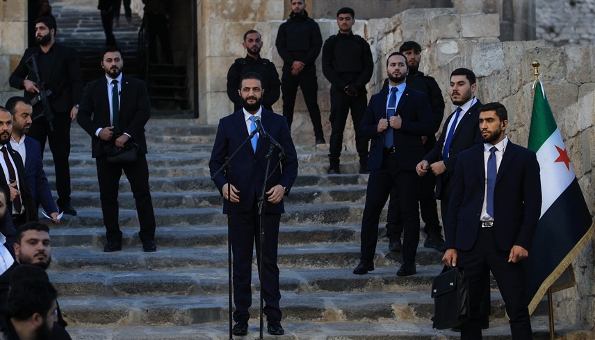 الشرع وسط حراسه فوق قلعة حلب (أ ف ب)