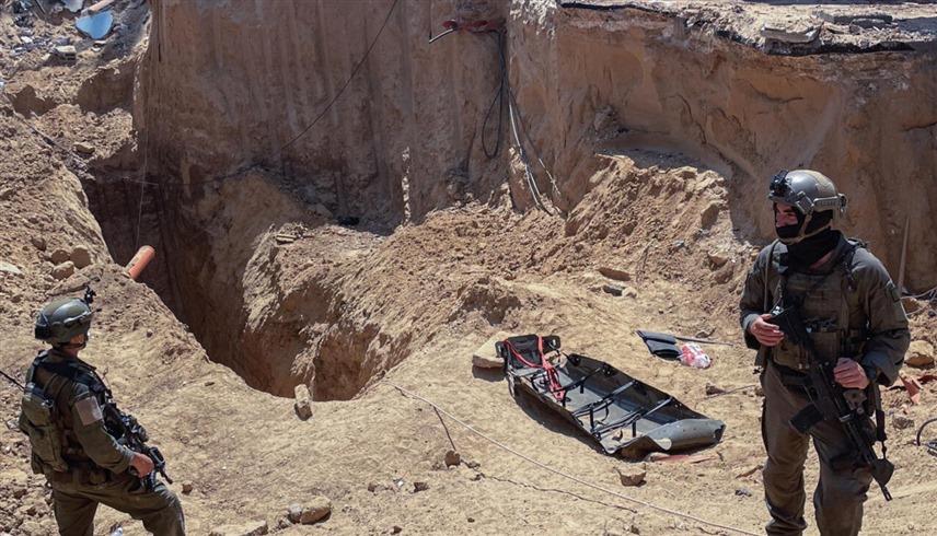 جنديان إسرائيليان أمام مدخل نفق في قطاع غزة (أرشيف)