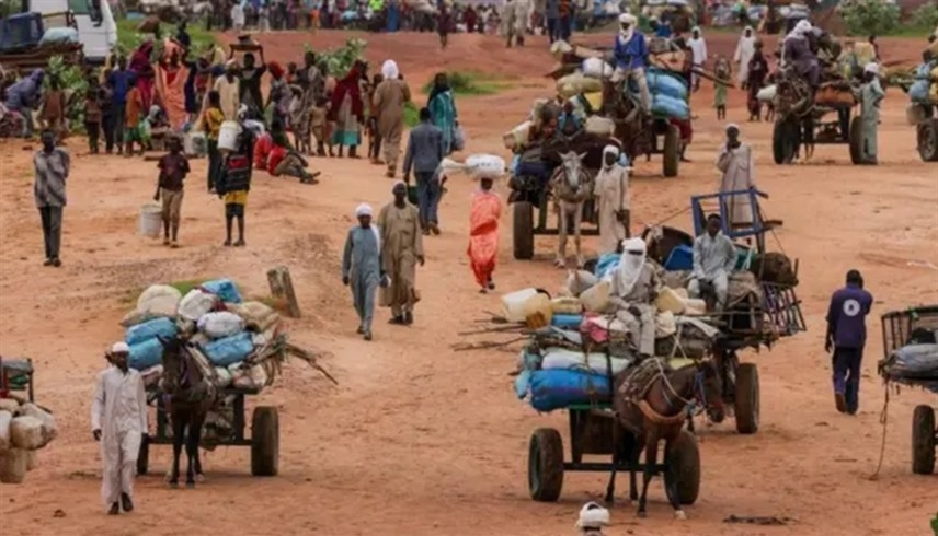 سودانيون يهربون من القتال بين الجيش والدعم السريع (أرشيف)