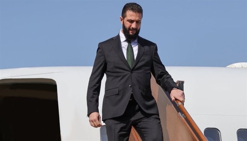 الرئيس السوري الانتقالي أحمد الشرع عند الوصول إلى الولايات المتحدة (إكس)