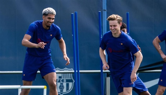 دي يونغ يعود.. وغموض حول مشاركة أراوخو أمام أتلتيكو مدريد