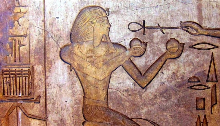 نقش بارز للملك تحتمس الثاني في معبد الكرنك