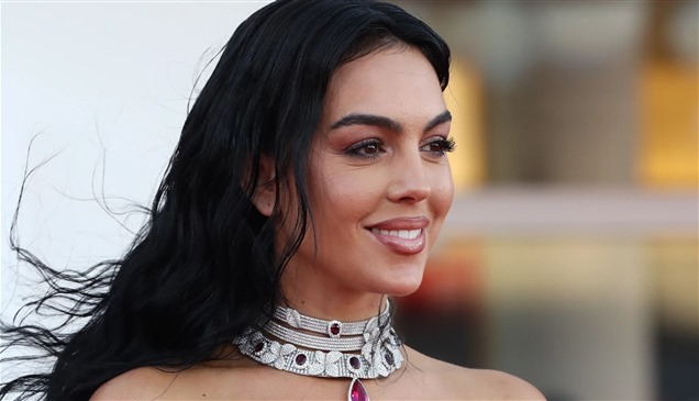 ذكاء أم غطرسة.. كيف تُفسد جورجينا رودريغيز صور الباباراتزي بلمحة واحدة؟