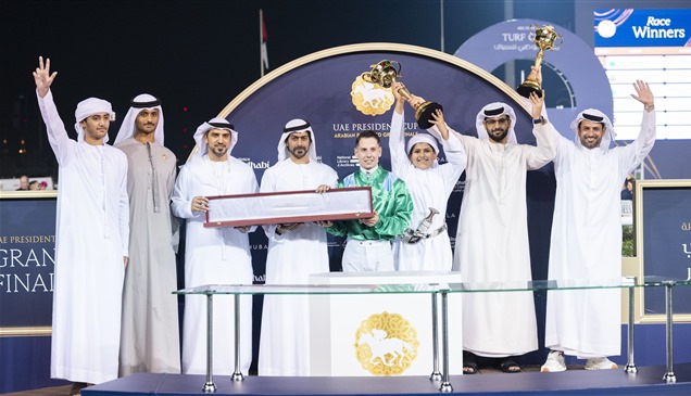 خليفة بن طحنون بن محمد يتوج الفائزين بكأس رئيس الدولة للخيول 