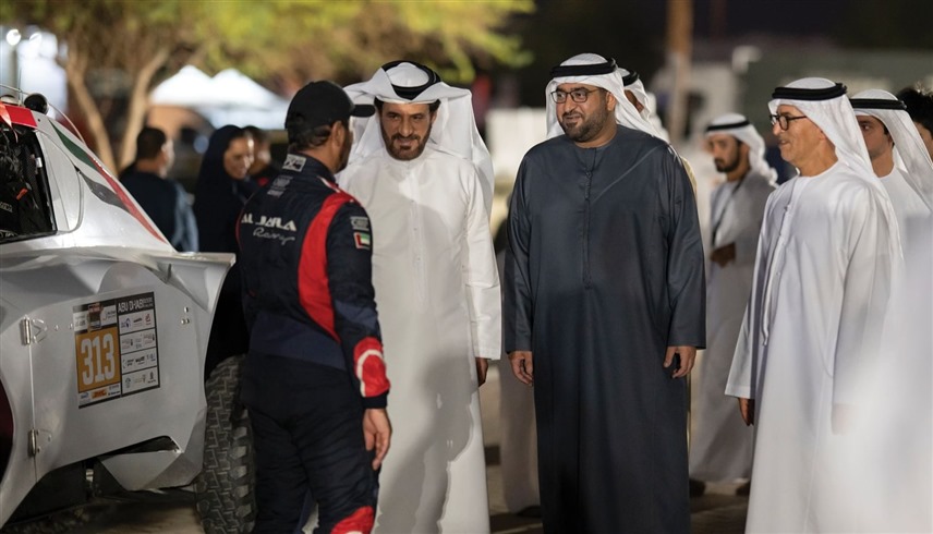 محمد بن حمدان بن زايد خلال حضوره منافسات رالي أبوظبي الصحراوي (وام) 