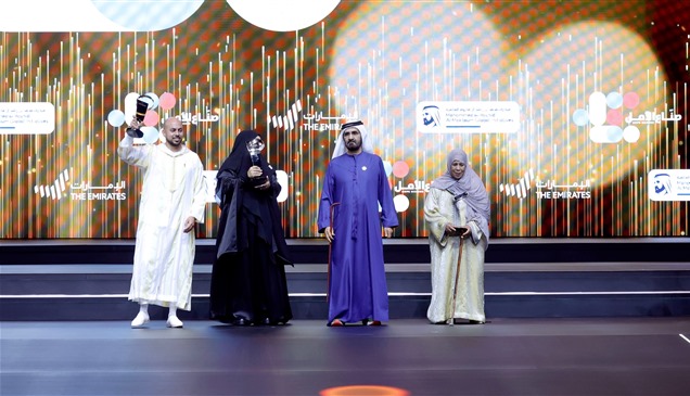 محمد بن راشد يكرم الفائز بجائزة صناع الأمل 2025