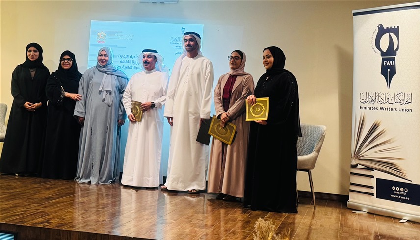 سلطان العميمي وعلي عبيد الهاملي وشيخة الجابري وعائشة الشامس ومنى العامري وزينب الحداد وفاطمة العامري أثناء الأمسية 